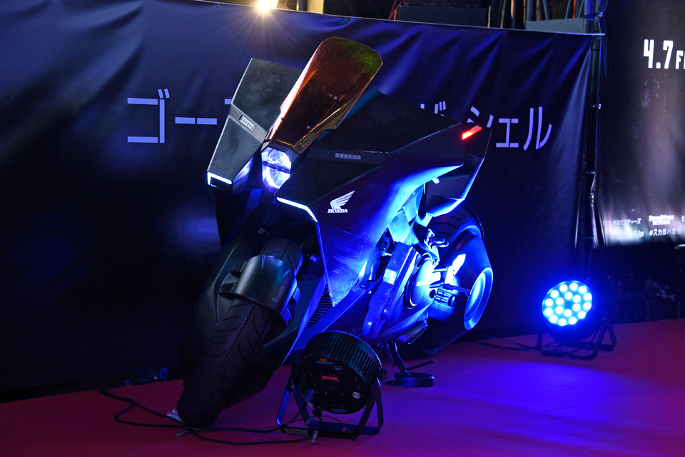 似合いすぎ注意 攻殻機動隊の実写版 Ghost In The Shell に登場する Honda Nm4 の似合い方がすごい Motobe 代にバイクのライフスタイルを提案するwebマガジン モトビー
