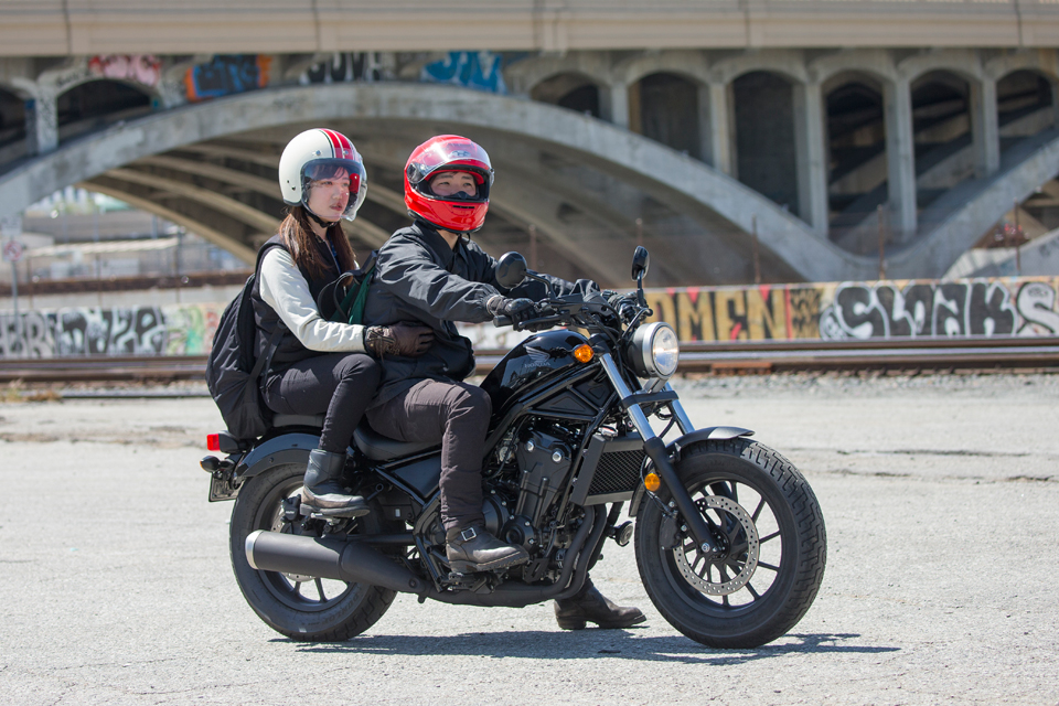 デートも快適 アメリカンと言えば女の子 ということで Honda Rebel レブル でタンデムしてみました Motobe 代にバイクのライフスタイルを提案するwebマガジン モトビー
