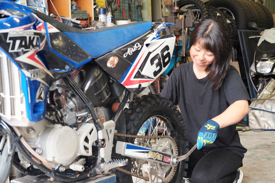 バイク女子 オフ速い系女子大生に密着 モトクロスをエンジョイする彼女のライフスタイルが楽しい Motobe 代にバイクのライフスタイルを提案するwebマガジン モトビー