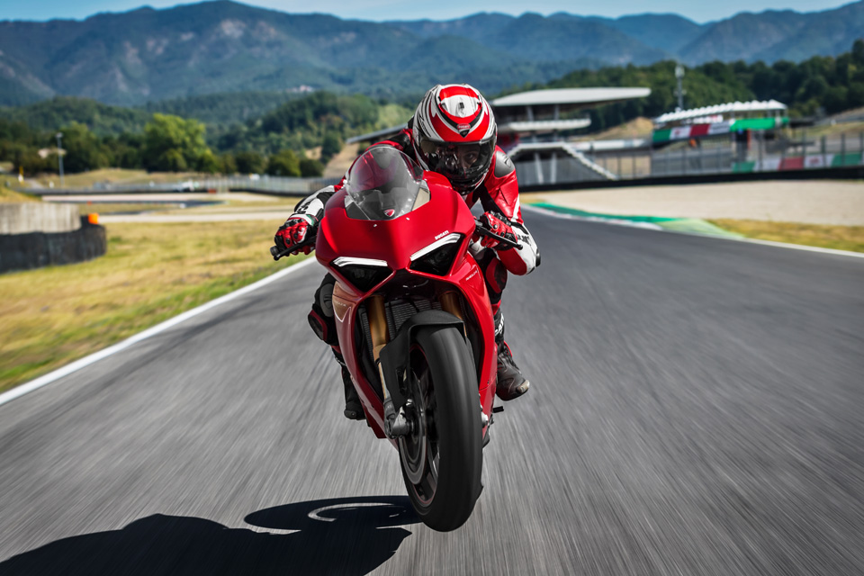 曲線美 Ducati パニガーレv4が世界で最も美しいバイクに選ばれたらしいが確かにスゴイ Motobe 代にバイク のライフスタイルを提案するwebマガジン モトビー
