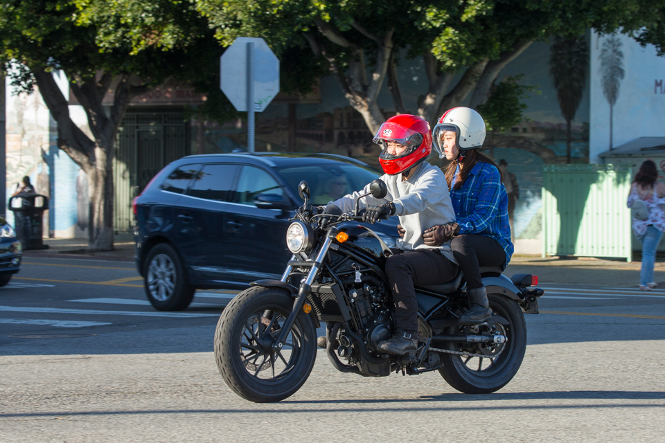 デートも快適 アメリカンと言えば女の子 ということで Honda Rebel レブル でタンデムしてみました Motobe 代にバイク のライフスタイルを提案するwebマガジン モトビー