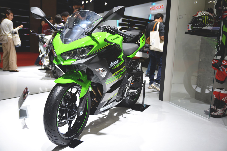 250フルカウル カワサキの人気シリーズ Ninja250 400 の18モデルが登場 モーターショー17 Motobe 代にバイクのライフスタイルを提案するwebマガジン モトビー