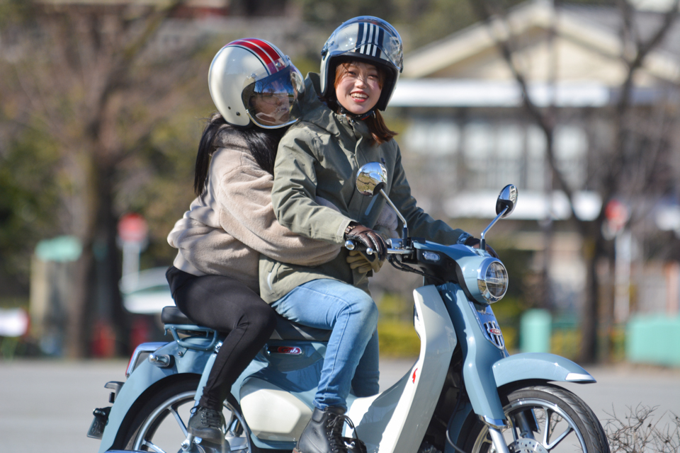 同乗者編 バイクの二人乗りってどうすればいいの タンデムで後ろの人が気をつけておきたい注意点 Motobe 代にバイクのライフスタイルを提案するwebマガジン モトビー