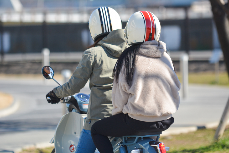 同乗者編 バイクの二人乗りってどうすればいいの タンデムで後ろの人が気をつけておきたい注意点 Motobe 代にバイクのライフスタイルを提案するwebマガジン モトビー