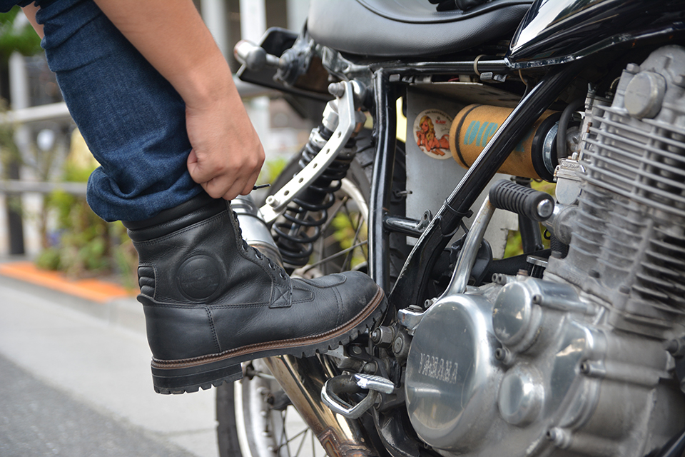 キホンのキ】プロに聞いた、バイク用ブーツと普通のシューズはココが違う！ライディングブーツの特徴！ – MotoBe 20代にバイク のライフスタイルを提案するWEBマガジン、モトビー