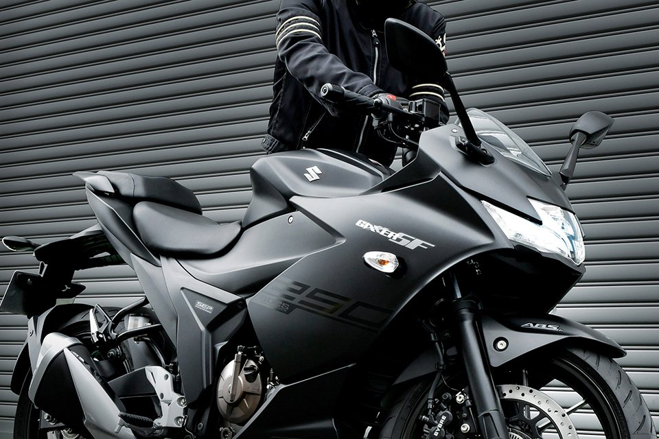 尖り度max スズキからgixxer250 Sf登場 油冷の復活 ガチフルカウルの未来感がヤバい Motobe 代にバイクのライフスタイルを提案するwebマガジン モトビー