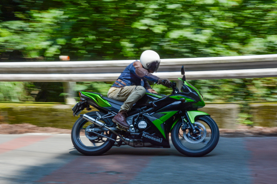Ninjaだけど2スト Ninja150rrは峠の面白さを教えてくれる今買える2ストマシン Motobe 代にバイク のライフスタイルを提案するwebマガジン モトビー