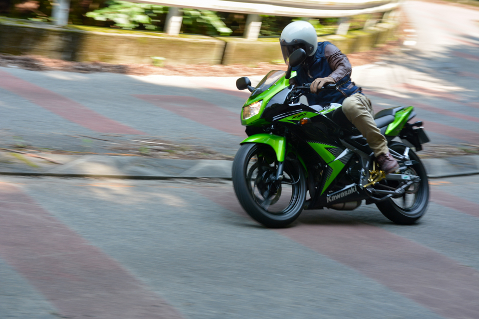 Ninjaだけど2スト Ninja150rrは峠の面白さを教えてくれる今買える2ストマシン Motobe 代にバイク のライフスタイルを提案するwebマガジン モトビー