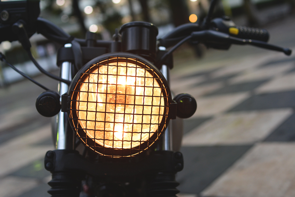 あなたはどのスタイル派 バイクのヘッドライトカスタムの例を紹介 丸目 二灯 角目 Ledなど種類は様々 Motobe 代にバイク のライフスタイルを提案するwebマガジン モトビー