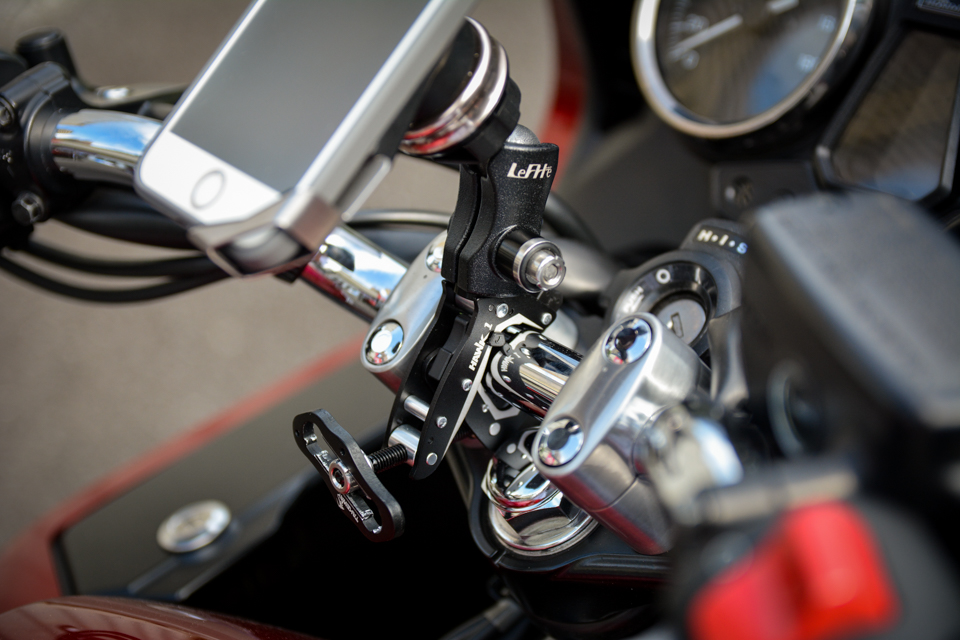 スマホ振動はこれで解決？衝撃吸収ダンパー付きのおすすめスマホホルダーを紹介！ – MotoBe 20代にバイク のライフスタイルを提案するWEBマガジン、モトビー