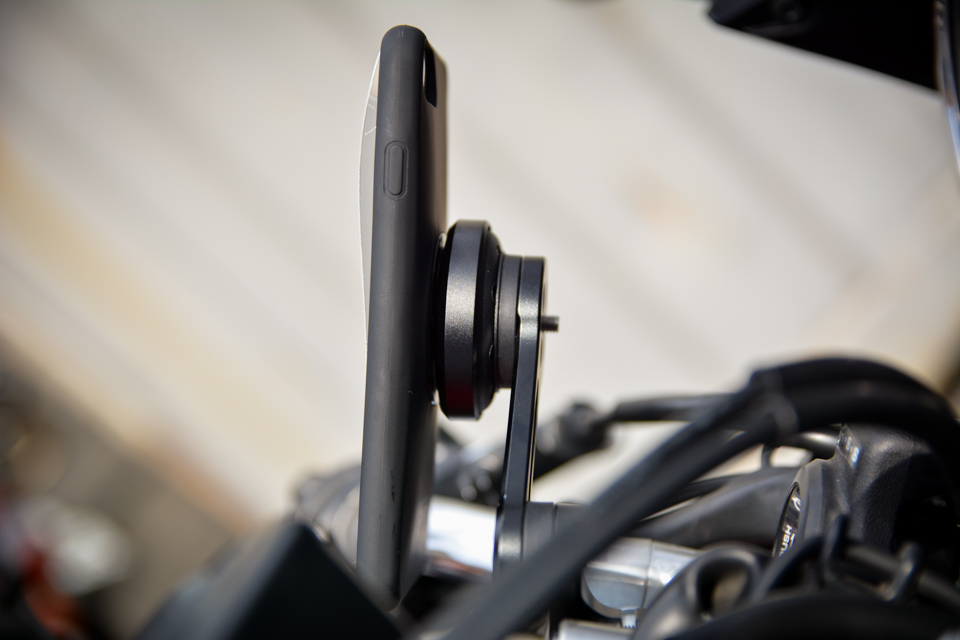 スマホ振動はこれで解決 衝撃吸収ダンパー付きのおすすめスマホホルダーを紹介 Motobe 代にバイク のライフスタイルを提案するwebマガジン モトビー