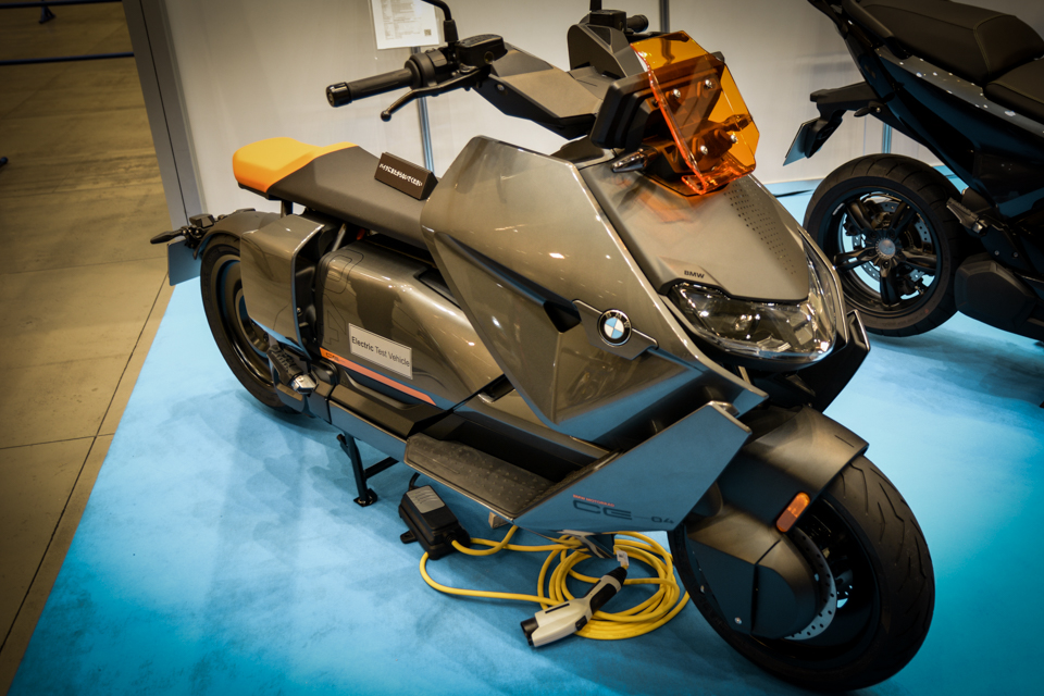 無骨だけど実は電動 Bmwが発表した電動コンセプトモデルスクーターがいい意味で電動らしくない Motobe 代にバイクのライフスタイルを提案するwebマガジン モトビー