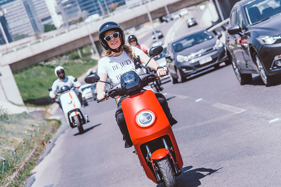 カップル 女子ライダー必見 カッコよくて 可愛い電動スクーターを紹介 50cc 125cc登録の今乗れる電動バイクたち Motobe 代にバイク のライフスタイルを提案するwebマガジン モトビー